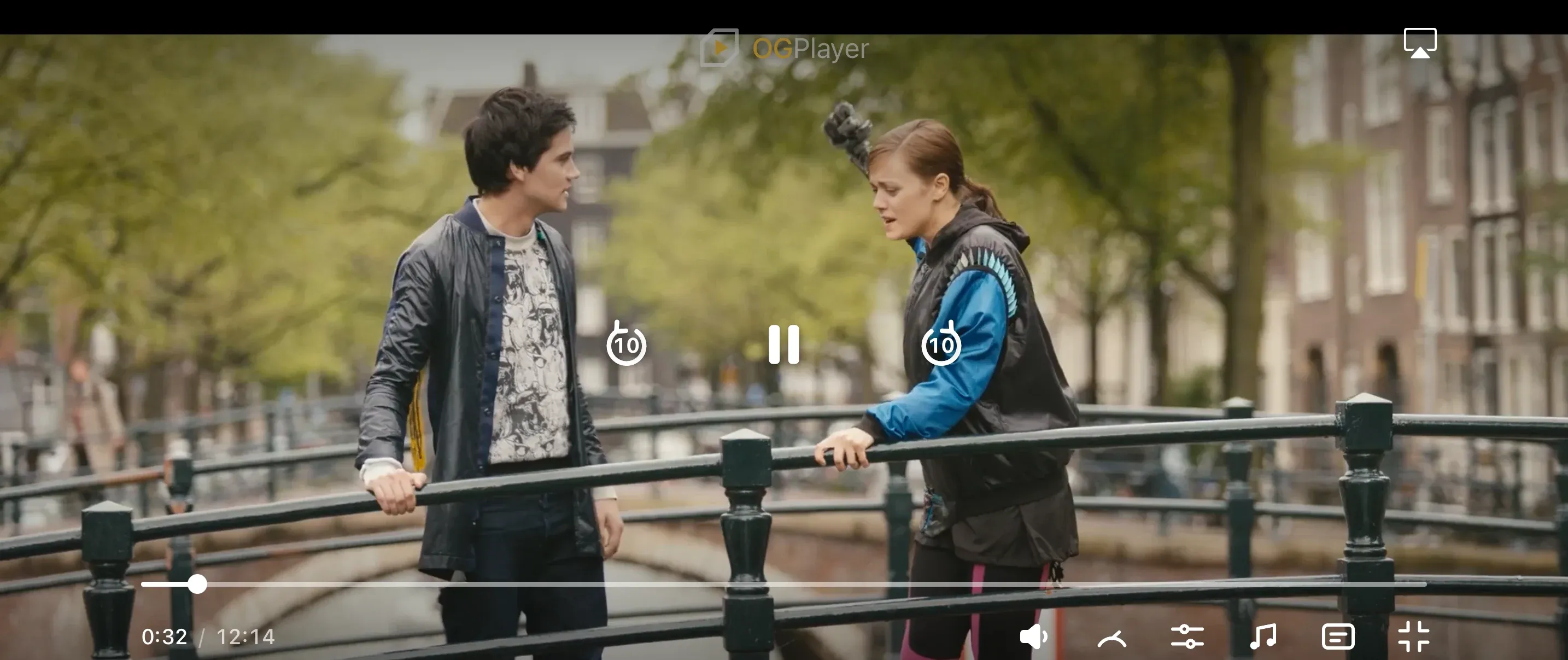 A player that starts in fullscreen, landscape.